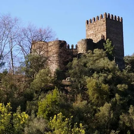 Homestay Chez Louise: Onde A Serra Beija O Ceu Lousa (Coimbra)