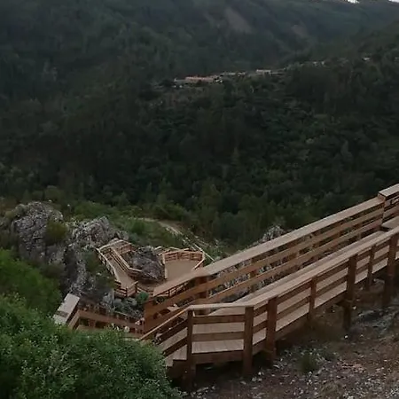 Chez Louise: Onde A Serra Beija O Céu