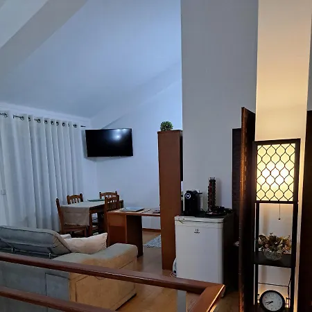 Chez Louise: Onde A Serra Beija O Ceu Проживание в семье Луса